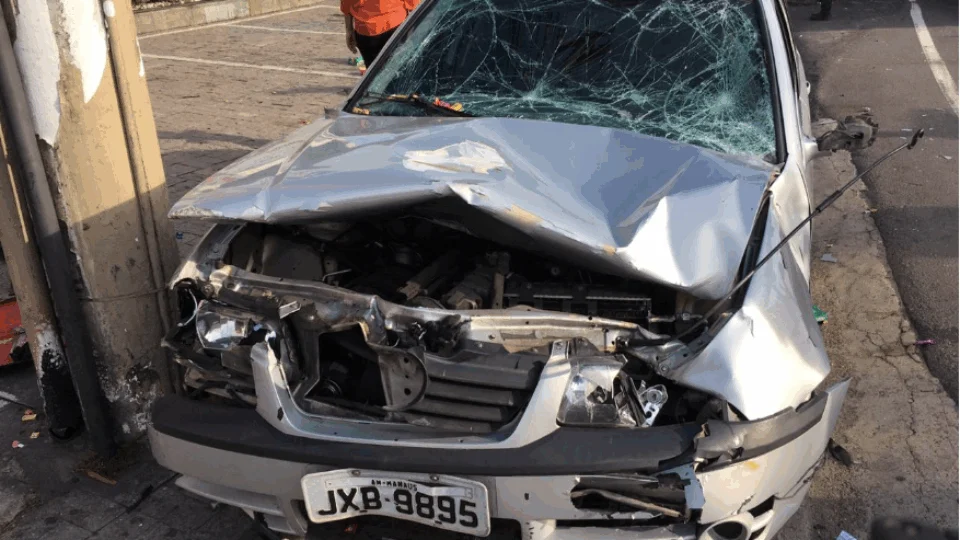 Oito pessoas ficam feridas ao serem atingidas por carro desgovernado em Manaus