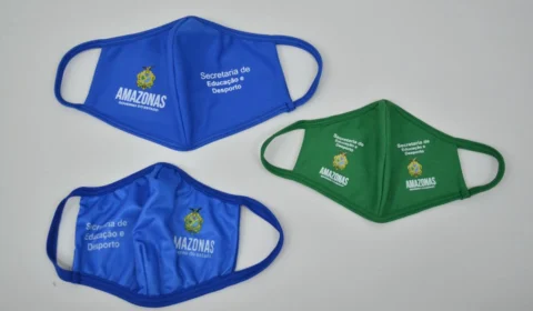 Máscara grande é apenas um dos tamanhos adquiridos pelo governo e alunos podem pedir troca
