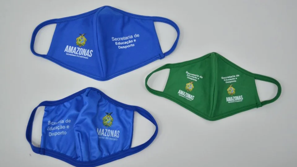 Máscara grande é apenas um dos tamanhos adquiridos pelo governo e alunos podem pedir troca