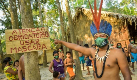 Amazonastur entrega máscaras e álcool em gel para comunidades indígenas que começam a receber turistas