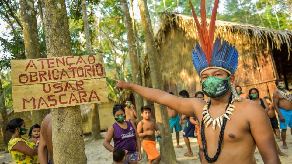 Amazonastur entrega máscaras e álcool em gel para comunidades indígenas que começam a receber turistas