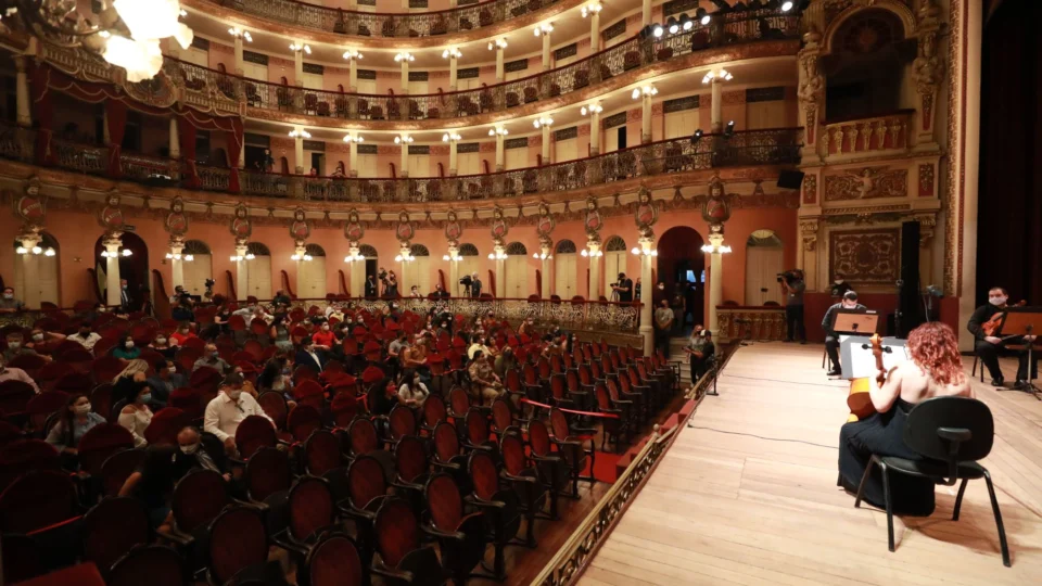 Profissionais da saúde recebem homenagem no palco do Teatro Amazonas