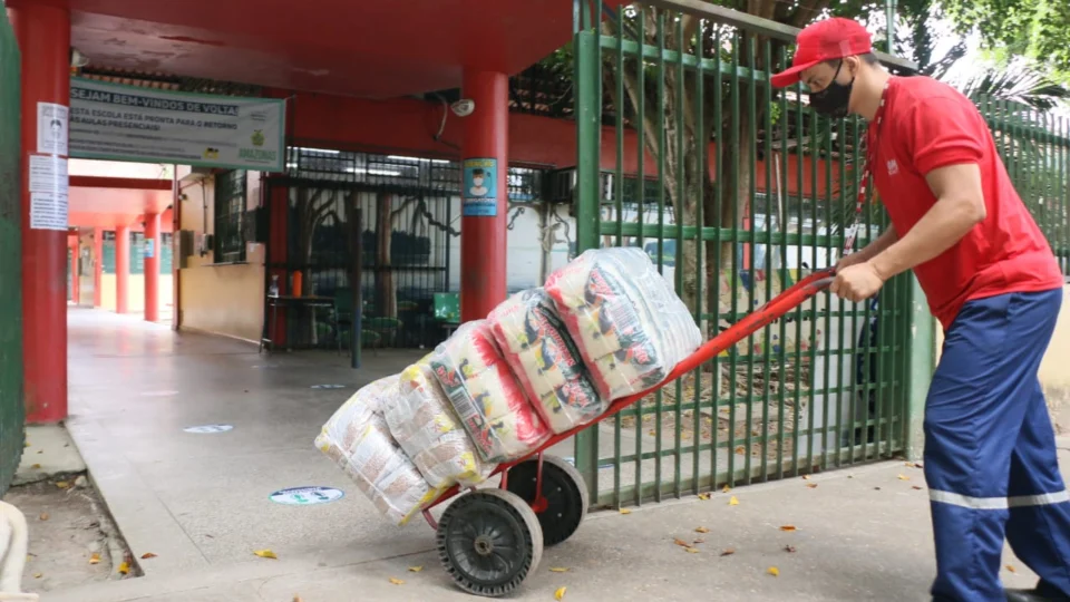 Escolas estaduais são abastecidas com 90 toneladas de merenda escolar para volta às aulas presenciais