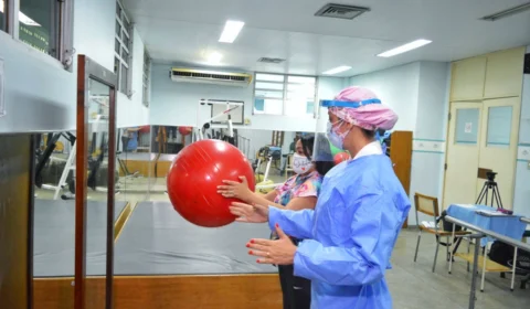 Após doença rara, paciente tem resultados positivos com tratamento fisioterapêutico na rede estadual