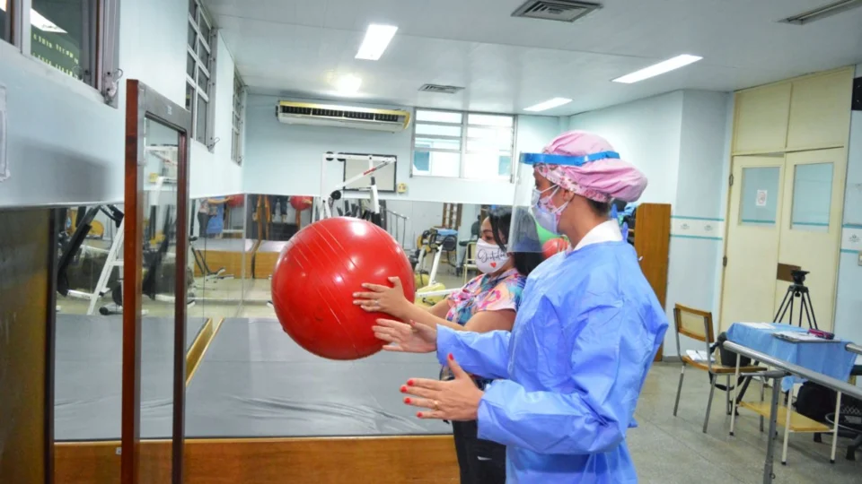Após doença rara, paciente tem resultados positivos com tratamento fisioterapêutico na rede estadual