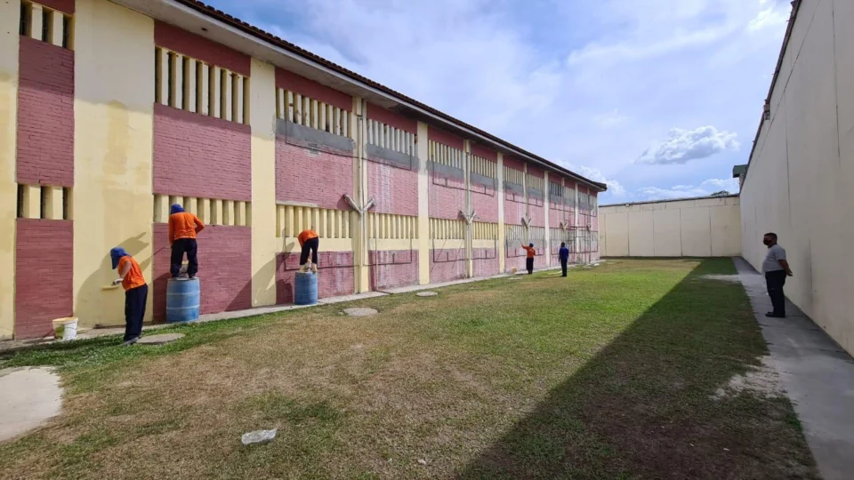 Presidiários reformam galerias da Unidade Prisional do Puraquequara