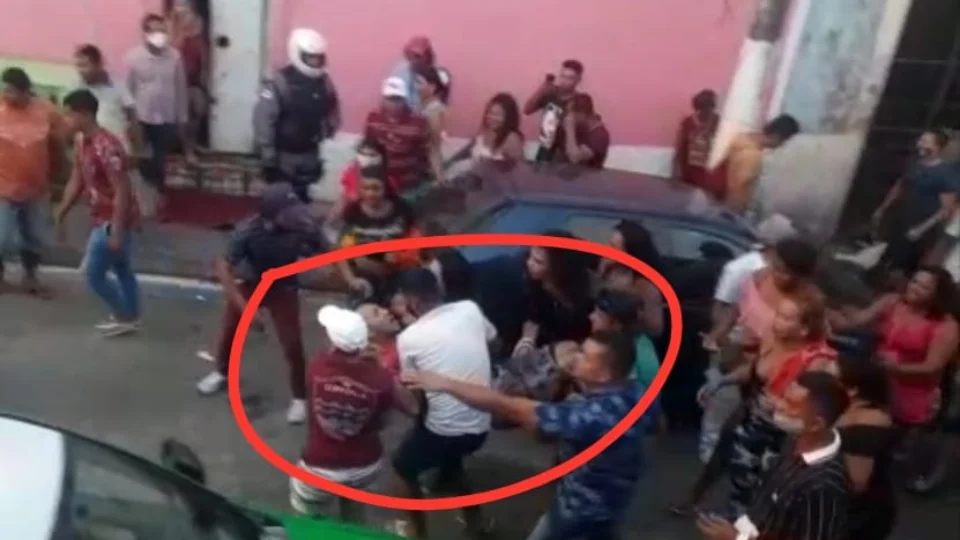 Vídeo mostra o momento em que camelô é socorrido após ser atingido a tiros no Centro