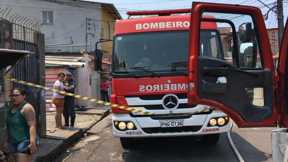 Criança é salva de incêndio que destruiu casa no bairro Santo Antônio