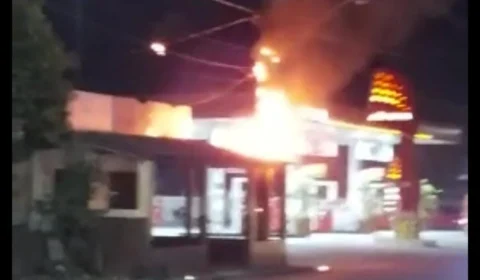 Curto-circuito em poste causa incêndio em telhado de igreja, na zona Leste