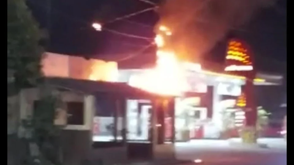 Curto-circuito em poste causa incêndio em telhado de igreja, na zona Leste