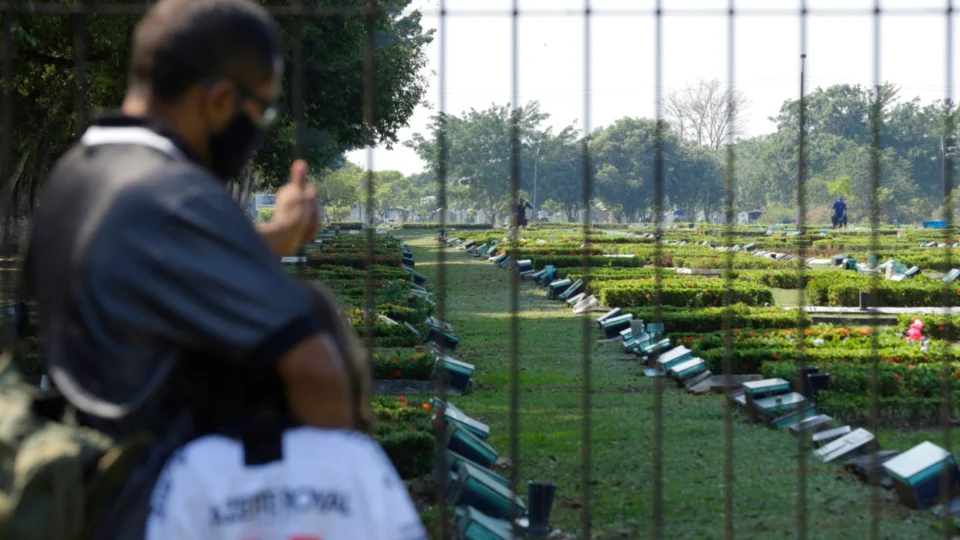 Filhos reclamam da suspensão de visitas em cemitérios públicos de Manaus no Dia dos Pais
