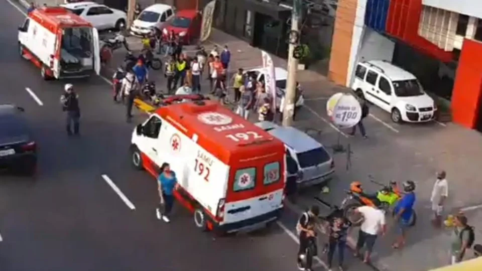 Confira imagens do acidente na Avenida Mário Ypiranga, na manhã de hoje (13)