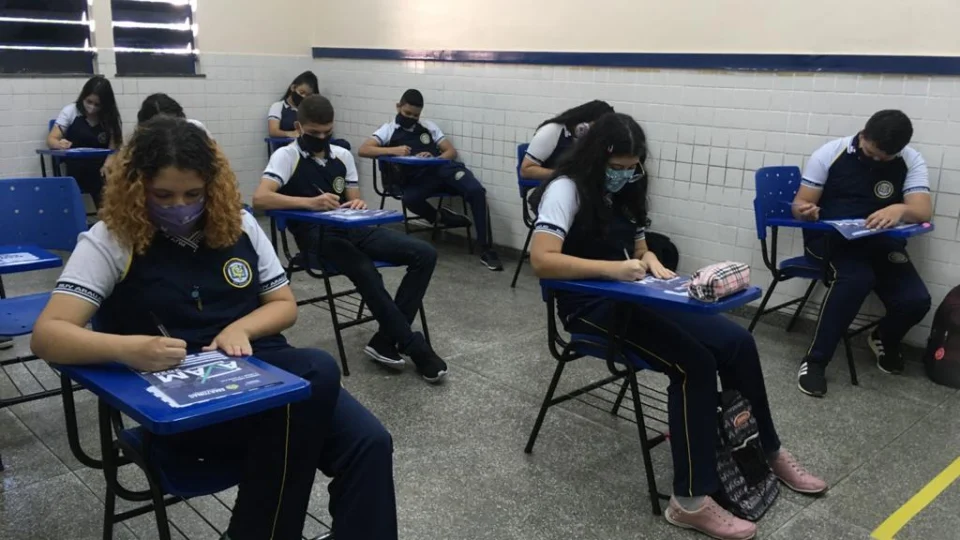 Alunos do Ensino Médio da rede estadual passam por avaliação de aprendizagem, em Manaus