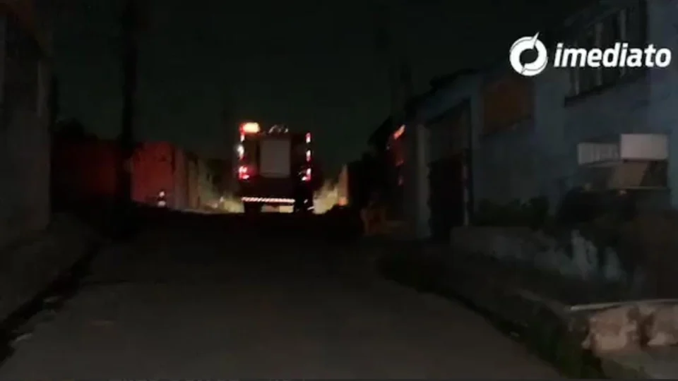 Fio de alta tensão rompe e deixa moradores sem energia, no Tancredo Neves