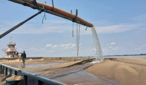 Balsa com R$ 500 mil em areia ilegal é apreendida pela Base Arpão em Coari