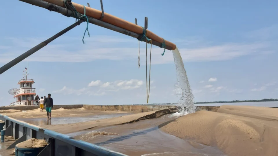 Balsa com R$ 500 mil em areia ilegal é apreendida pela Base Arpão em Coari