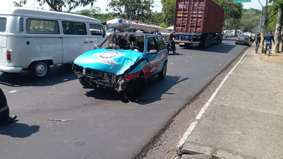 Quatro pessoas ficam feridas em acidente na Avenida Rodrigo Otávio