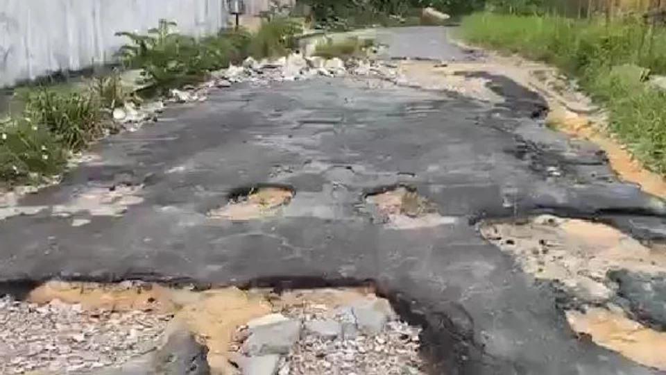 Moradores sofrem com a falta de infraestrutura e abandono em rua do Nova Cidade