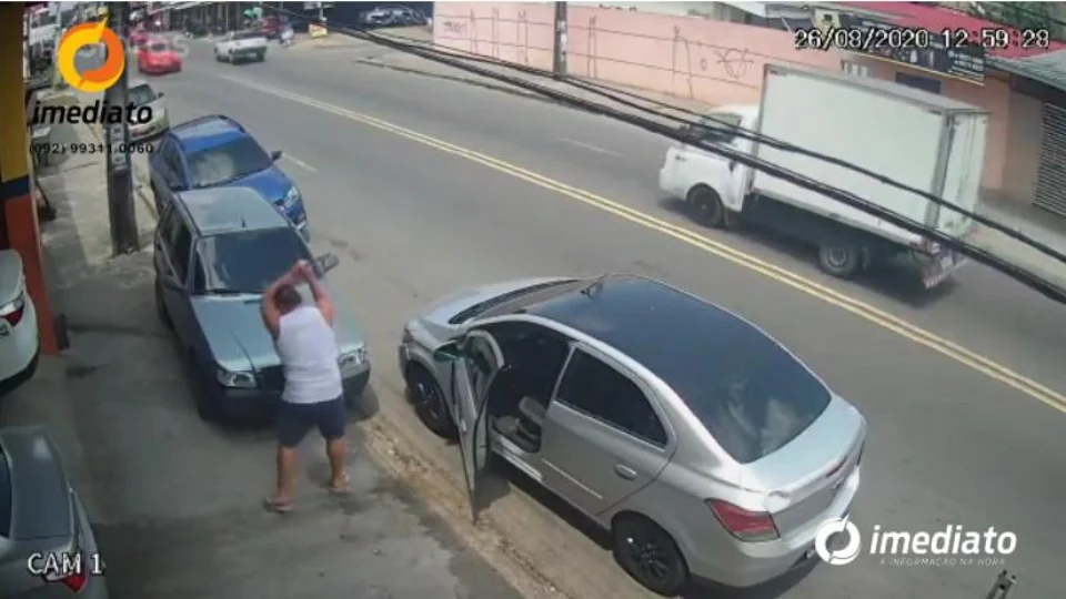 Após briga de trânsito no Águas Claras, homem alucinado destrói carro e foge