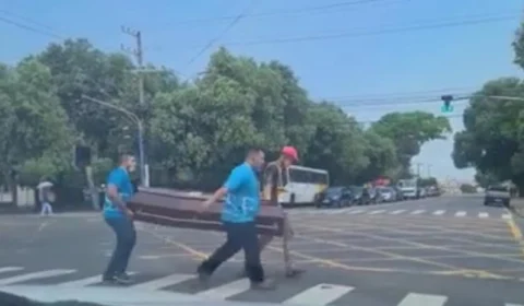 Caixão com morto cai de carro e para o trânsito na Avenida Silves, na zona Sul