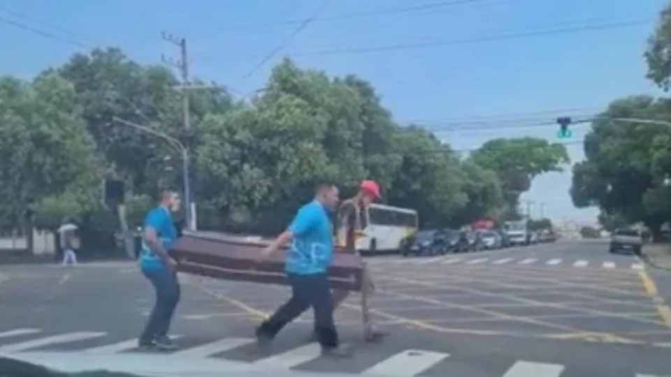 Caixão com morto cai de carro e para o trânsito na Avenida Silves, na zona Sul