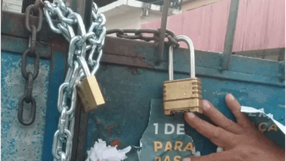 Presidente do Sinteam é filmada colocando cadeados em escolas no Centro de Manaus