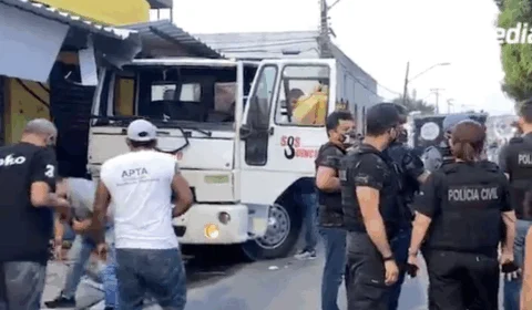 Homem é partido ao meio durante grave acidente na zona Leste; vídeo