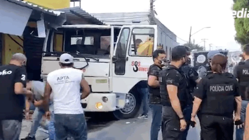 Homem é partido ao meio durante grave acidente na zona Leste; vídeo