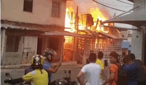 Incêndio de grande proporção destrói residência de madeira no bairro São Jorge