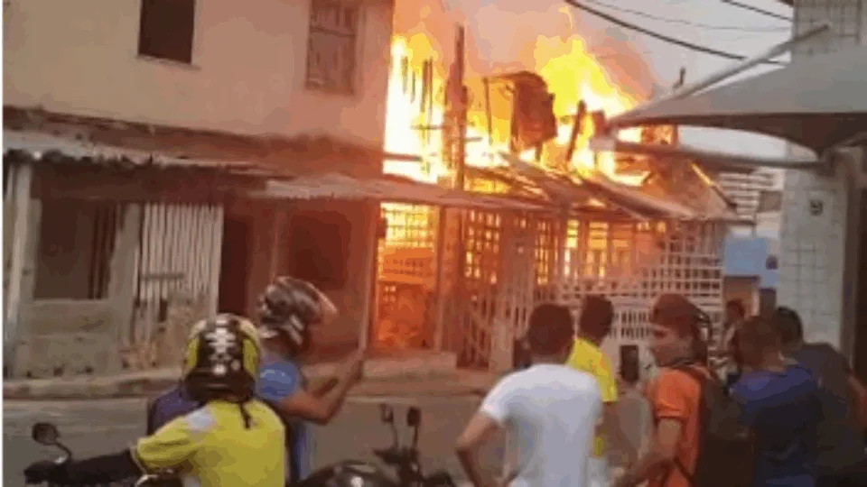 Incêndio de grande proporção destrói residência de madeira no bairro São Jorge