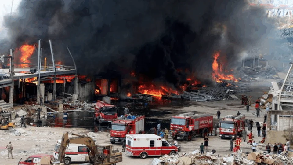Incêndio atinge área do porto de Beirute um mês após explosão