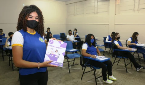 Alunos da rede estadual recebem Guia de Estudos impresso para auxiliar no retorno às aulas presenciais