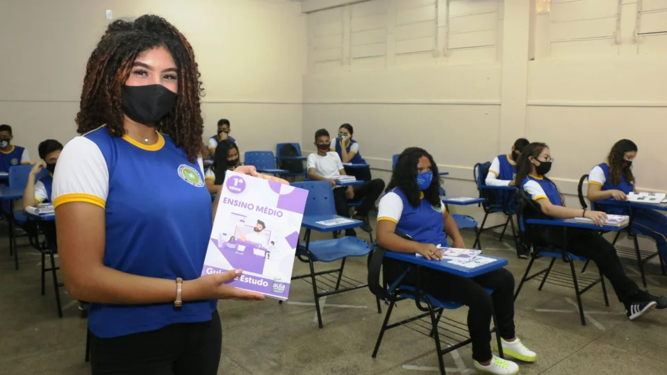 Alunos da rede estadual recebem Guia de Estudos impresso para auxiliar no retorno às aulas presenciais