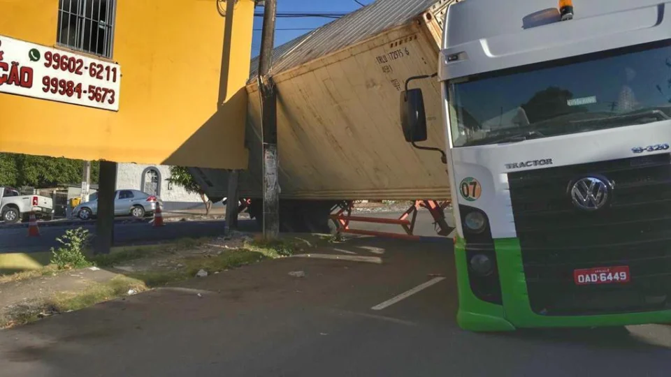 Carreta carregada com frango tomba contra imóvel e poste de energia no Dom Pedro