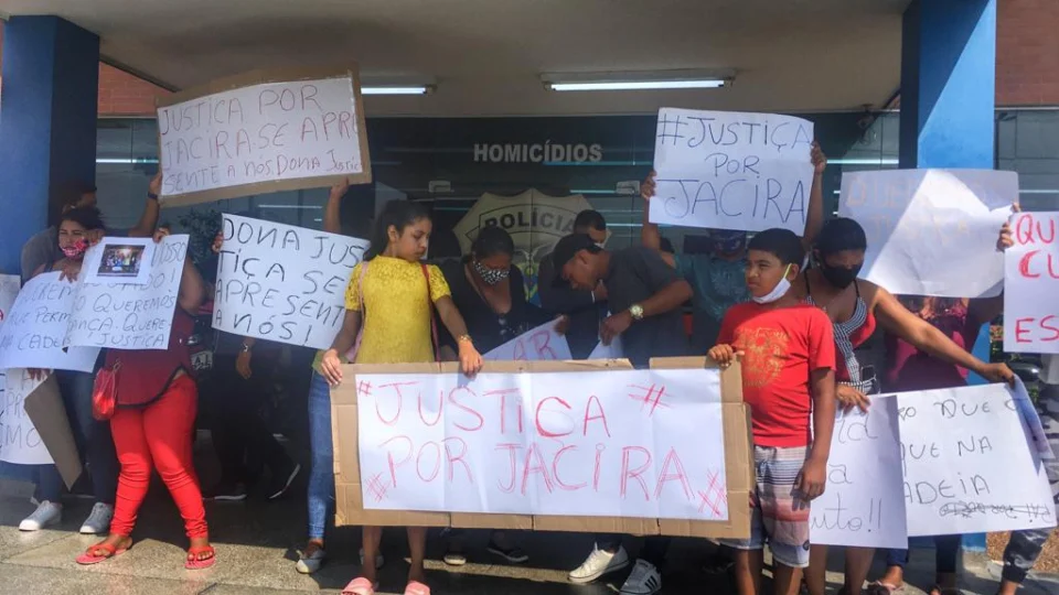 Familiares de mulher morta com 30 facadas na frente dos filhos, protestam em delegacia de Manaus