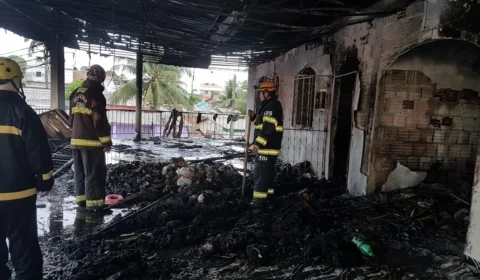 Prédio de mercadinho pega fogo em Rio Preto da Eva