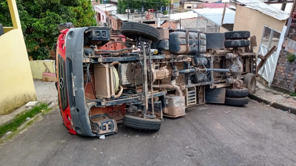 Caminhão-baú carregado de carne tomba em rua do bairro Santo Agostinho