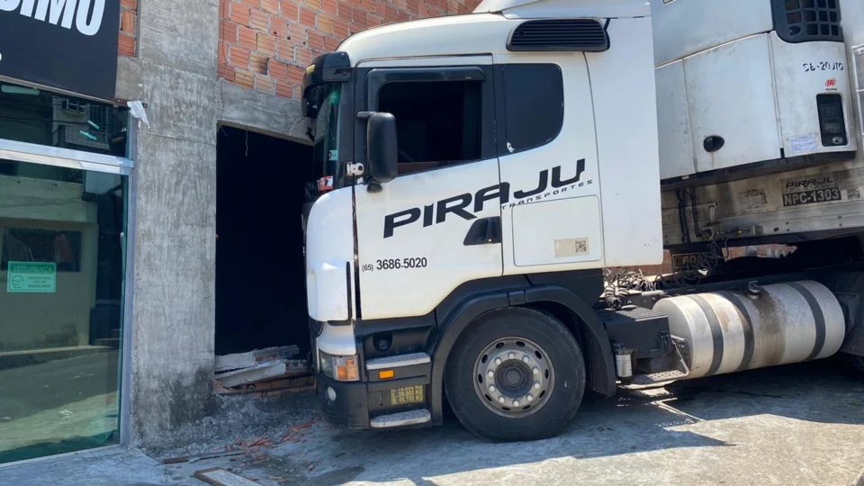 Carreta invade igreja evangélica no bairro do Crespo, zona Sul