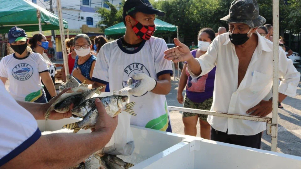 ‘Peixe no Prato’, do Governo do Amazonas, é sucesso no bairro Armando Mendes
