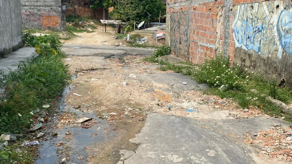 Moradores afirmam que rua do Colônia Santo Antônio não recebem asfalto há 20 anos