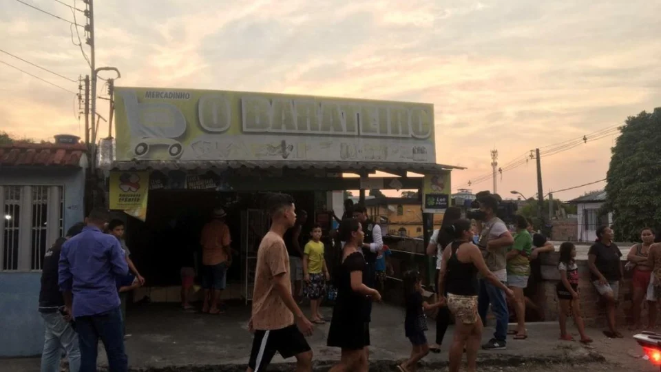 Dono de mercadinho e funcionário são alvejados na cabeça, no Crespo