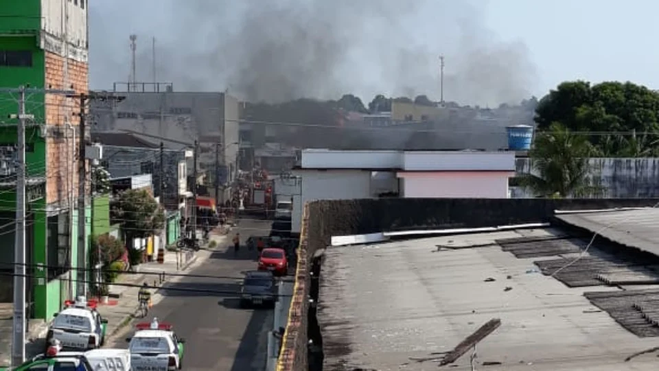 Incêndio atinge depósito de recicláveis no bairro Alvorada