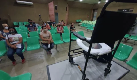 Centro de Reabilitação da Policlínica Codajás entrega cadeiras de banho para pacientes