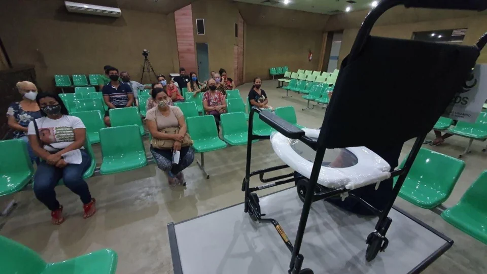 Centro de Reabilitação da Policlínica Codajás entrega cadeiras de banho para pacientes
