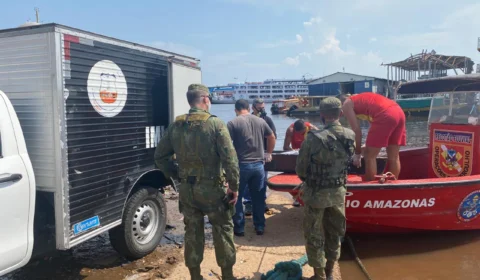 Corpo de militar da Marinha, que morreu afogado após pular de flutuante, é removido e levado para o IML