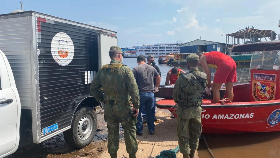 Corpo de militar da Marinha, que morreu afogado após pular de flutuante, é removido e levado para o IML