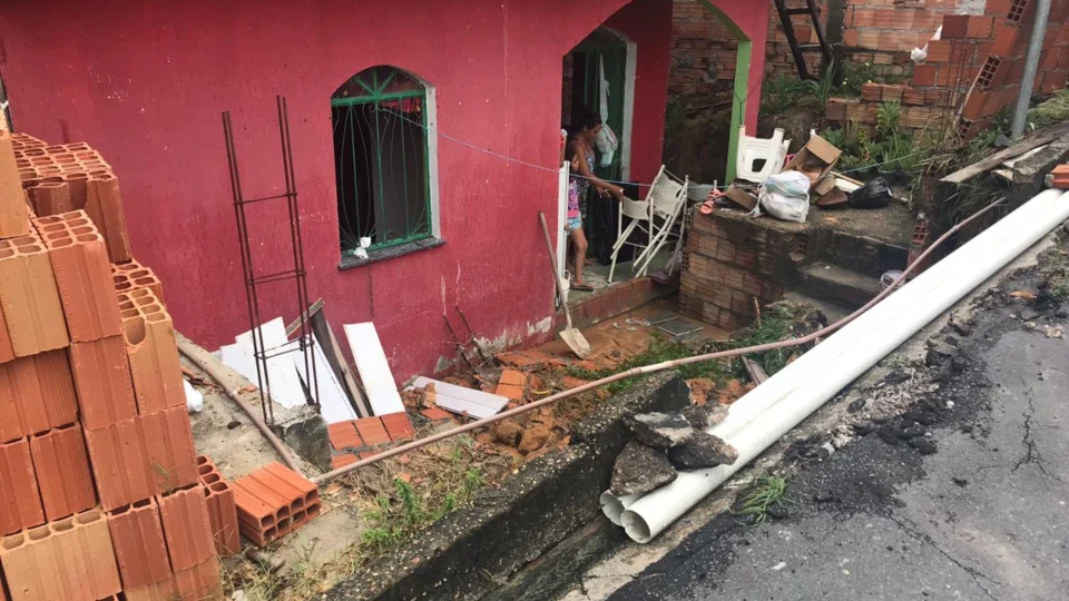 Após forte chuva, muro de residência desaba e inunda o imóvel
