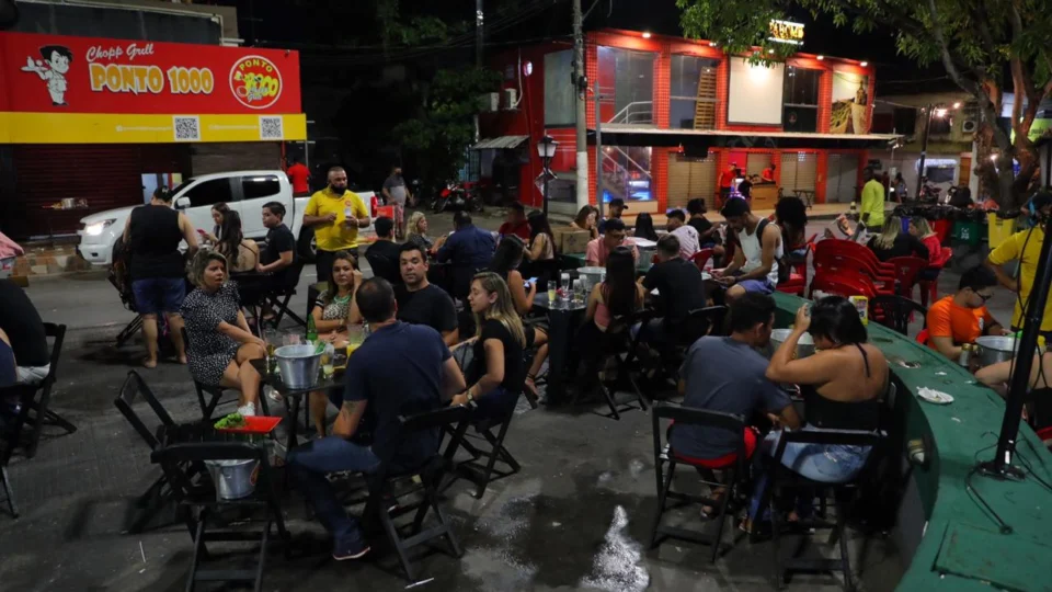 Polícia faz primeira fiscalização em bares após novo decreto do Governo