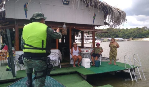 22 Flutuantes da orla de Manaus são fiscalizados pelo Batalhão ambiental