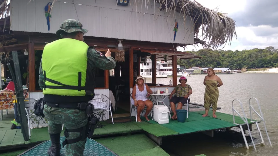 22 Flutuantes da orla de Manaus são fiscalizados pelo Batalhão ambiental
